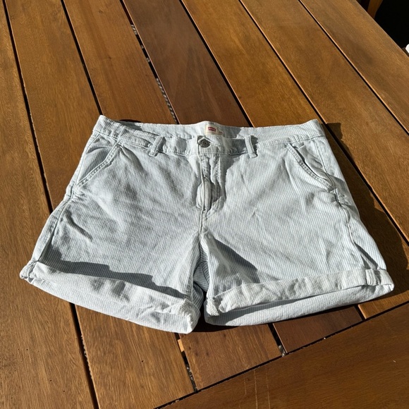 Levi’s Shorts Women’s Size 33 White/Lt Blue Pinstripe Cuffed Denim - Picture 1 of 14
